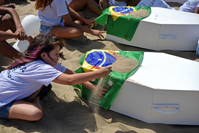 Protesta en la playa de Copacabana, en Río de Janeiro, el 19 de agosto de 2023, por la muerte del adolescente Thiago Menezes Flausino, asesinado el 7 de agosto. · Foto: Carl De Souza, AFP.