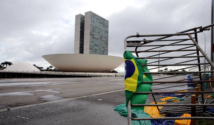 Plaza de los Tres Poderes, el lunes, en Brasilia. · Foto: André Coelho, EFE