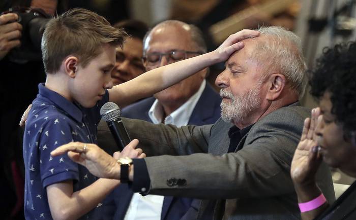 Luiz Inácio Lula da Silva recibe una oración de David Mikami, de 9 años de edad, durante la presentación de una carta a los evangélicos, en San Pablo (19.10.2022). · Foto: Sebastião Moreira, Efe