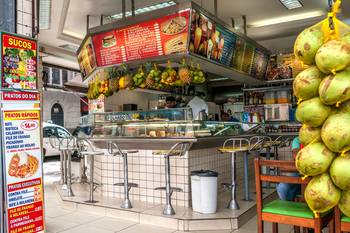 Puesto de comida frente a Praça da Sé, San Pablo, Brasil. · Foto: Wifredo, Wikimedia Commons