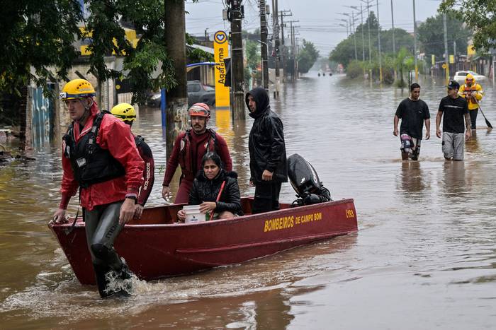 Bomberos rescatan vecinos del barrio Santos Dumont, el 12 de mayo, en São Leopoldo, Rio Grande do Sul, Brasil. · Foto: Nelson Almeida, AFP