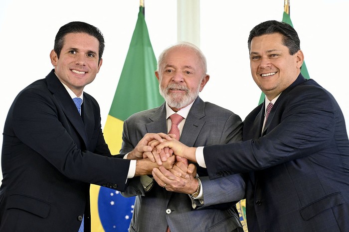 Luiz Inácio Lula da Silva y los recién elegidos presidentes del Senado, Davi Alcolumbre (derecha), y de la cámara baja, Hugo Motta, este lunes, en el Palacio de Planalto, en Brasilia. · Foto: Evaristo Sa