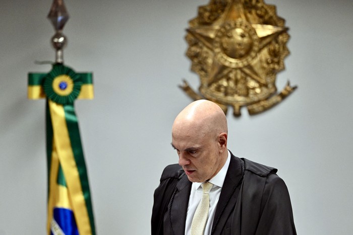 El juez de la Corte Suprema de Brasil, Alexandre de Moraes, llega a las audiencias del expresidente Jair Bolsonaro, el 10 de junio de 2025. · Foto: Evaristo Sa, AFP