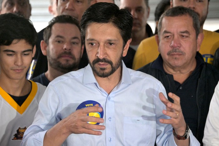 Ricardo Nunes, del Movimiento Democrático Brasileño, en una conferencia de prensa durante las elecciones municipales en San Pablo, Brasil. · Foto: Nelson Almeida, AFP