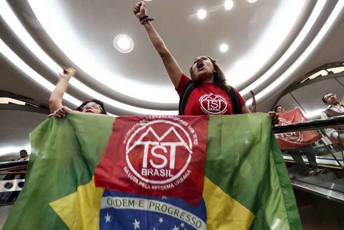 Activistas del
Movimiento Sin Techo
protestan contra las
medidas de austeridad
introducidas por el
presidente Michel
Temer, ayer, en
el Aeropuerto de
Congonhas, San Pablo.
Miguel Schincariol, AFP