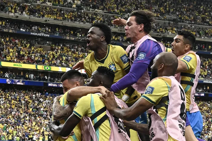 Los jugadores de Brasil festejan luego de anotar el segundo gol a Japón, el 29 de junio en Houston. · Foto: Paul Ellis, AFP