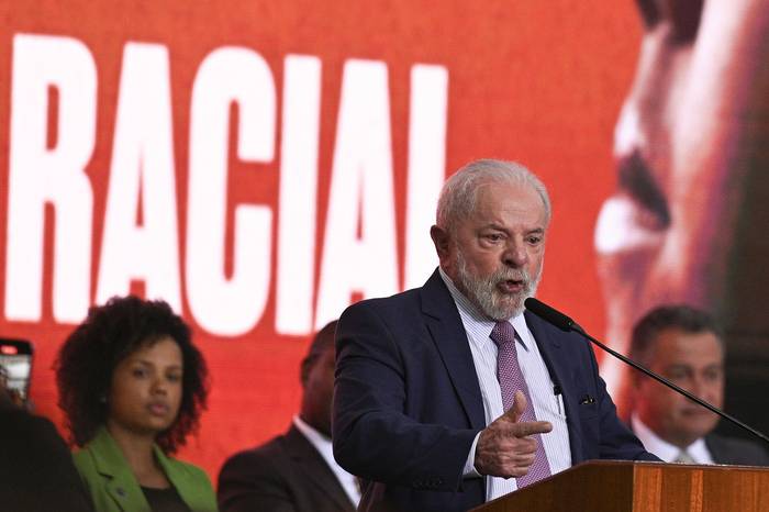 Luiz Inácio Lula da Silva durante la celebración de los 20 años de políticas de igualdad racial en Brasil, en el Palacio de Planalto en Brasilia (21.03.2023). · Foto: André Borges, EFE