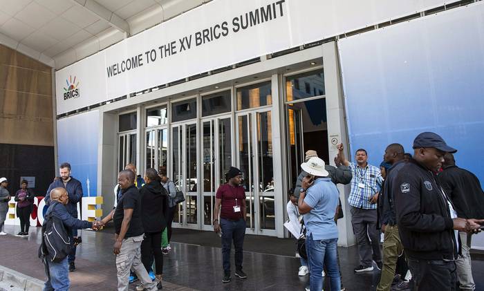 Preparativos para la 15ª Cumbre de los BRICS en el Centro de Convenciones de Sandton, Johannesburgo, Sudáfrica. · Foto:  Kim Ludbrook, Efe