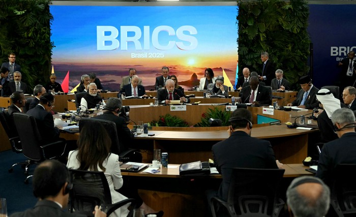 Luiz Inácio Lula da Silva (centro), presidente de Brasil, durante la primera sesión plenaria de la cumbre BRICS, el 6 de julio, en Río de Janeiro, Brasil. · Foto: Mauro Pimentel, AFP Luiz Inácio Lula da Silva (centro), presidente de Brasil, durante la primera sesión plenaria de la cumbre BRICS, el 6 de julio, en Río de Janeiro, Brasil. · Foto: Mauro Pimentel, AFP