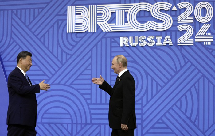 El presidente ruso, Vladimir Putin, saluda a su par chino, Xi Jinping, durante una ceremonia oficial de bienvenida para los jefes de delegaciones en la cumbre de los BRICS, el 23 de octubre, en Kazán. · Foto: Maxim Shemetov, pool, AFP