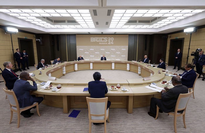 Vladimir Putin se reúne con los jefes de los principales medios de comunicación de los países miembro del BRICS, en la región de Moscú, el 18 de octubre. · Foto: Vyacheslav Prokofyev, pool, AFP