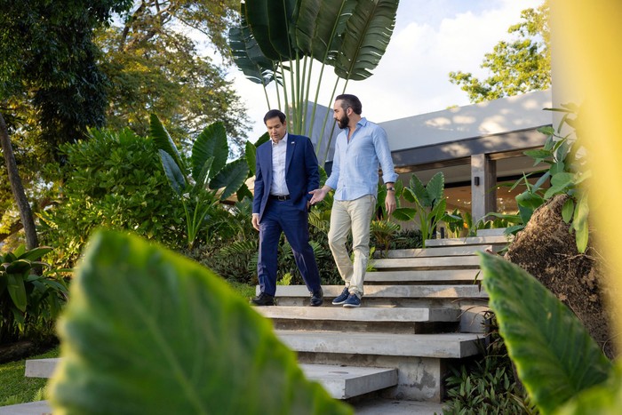 Marco Rubio, secretario de Estado de Estados Unidos, y Nayib Bukele, presidente de El Salvador, el 4 de febrero, en el municipio de El Congo, El Salvador. · Foto: Presidencia de El Salvador, AFP