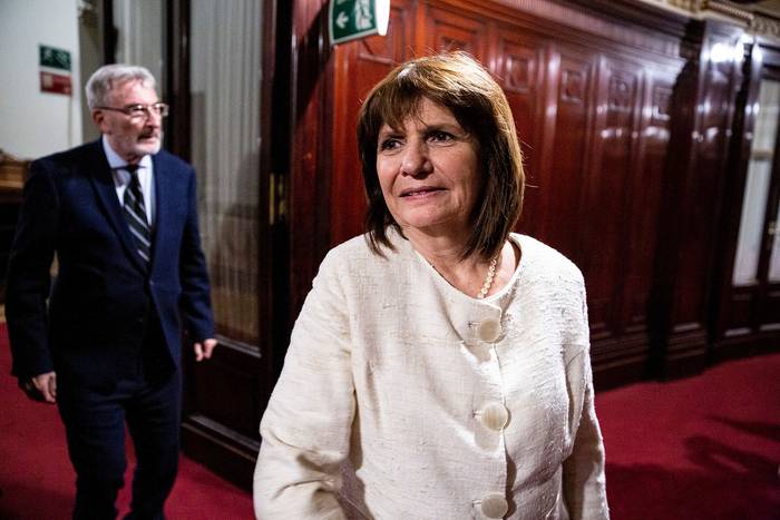 Patricia Bullrich tras la reunión con Beatriz Argimón, este lunes, en el Palacio Legislativo. · Foto: Mauricio Zina, adhocfotos
