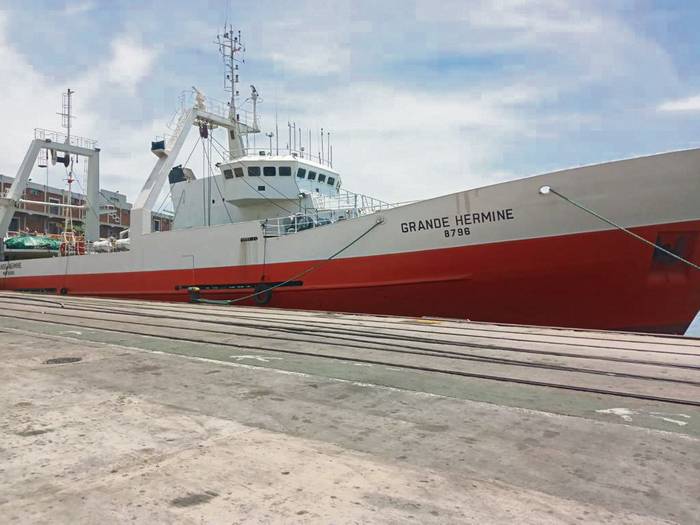 Salida oficial del buque pesquero nacional Grande Hermine, ayer en el Puerto de Montevideo.
foto: difusión