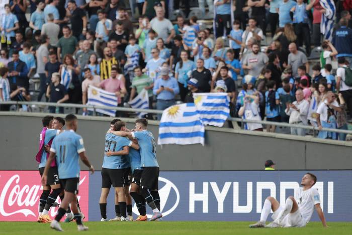Los jugadores de Uruguay celebran al final del partido ante Israel, el 8 de junio, en el estadio Diego Armando Maradona en La Plata. · Foto: Demian Alday Estévez, EFE