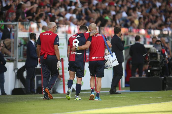 Nahitan Nández, de Cagliari, luego de la lesión durante el partido ante Frosinone, el 29 de octubre. Foto: Fabio Marru, EFE