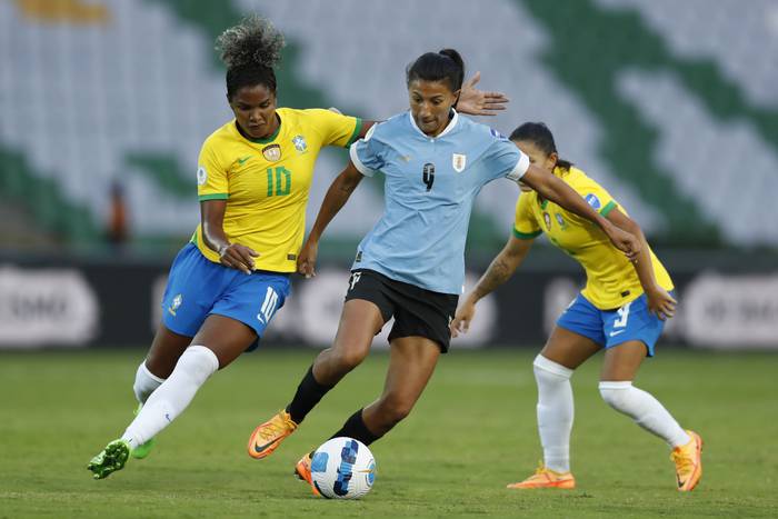 Pamela González (c) de Uruguay disputa un balón con Duda de Brasil, en un partido del grupo B de la Copa América Femenina en el estadio Centenario en Armenia (Colombia). · Foto: Ernesto Guzmán Jr / EFE