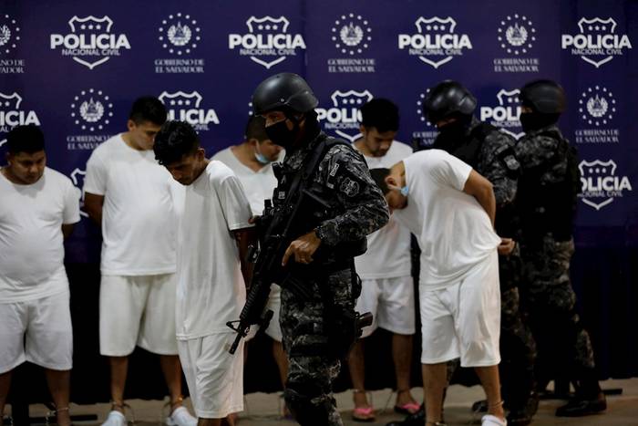 Pandilleros capturados en El Salvador (archivo, noviembre de 2021). · Foto: Miguel Lemus, EFE