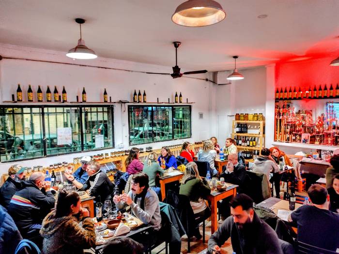 Foto principal del artículo 'Volver a los clubes de barrio: S.A.B.E.R., un bar de vermú, sirve de excusa para visitar Parque Chas, un barrio laberíntico de Buenos Aires' · Foto: Difusión