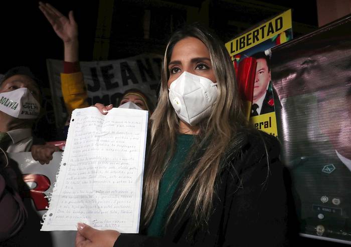 Carolina Ribera, hija de la expresidenta de facto de Bolivia Jeanine Áñez, mostrando a la prensa una carta escrita por su madre, en La Paz (Bolivia). · Foto: Martín Alipaz, Efe