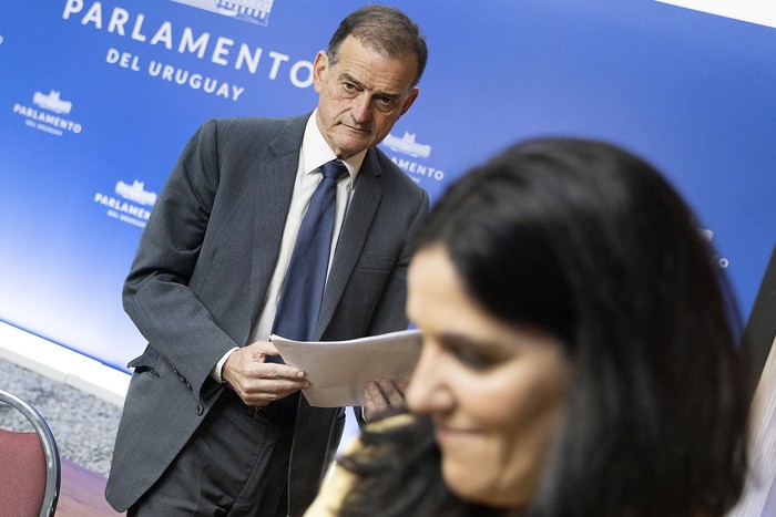 Guido Manini Ríos y Lorena Quintana, el 19 de agosto, en una conferencia de prensa en el anexo del Palacio Legislativo. · Foto: Ernesto Ryan