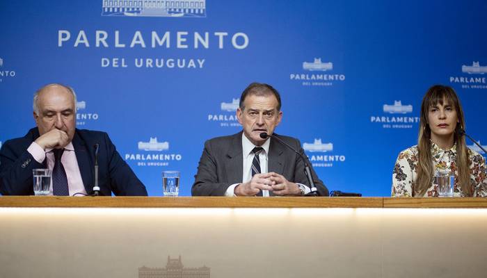 Guillermo Domenech, Guido Manini Ríos y Sandra Cha, en conferencia de prensa en el Parlamento (17.07.2023). · Foto: Alessandro Maradei