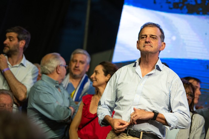 Guido Manini Ríos, en la noche del domingo 24 de noviembre, en la sede de Álvaro Delgado. · Foto: Gianni Schiaffarino