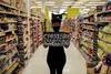 Una mujer protesta en un Carrefour en Río de Janeiro tras la muerte de un hombre negro golpeado por dos guardias de seguridad en una de las sucursales del supermercado en Porto Alegre. · Foto: Antonio Lacerda, Efe Una mujer protesta en un Carrefour en Río de Janeiro tras la muerte de un hombre negro golpeado por dos guardias de seguridad en una de las sucursales del supermercado en Porto Alegre. · Foto: Antonio Lacerda, Efe