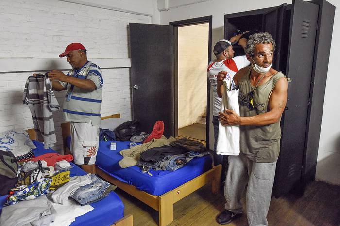 Refugio para personas en situación de calle, ayer, en CAFO, estadio Centenario. · Foto: Federico Gutiérrez