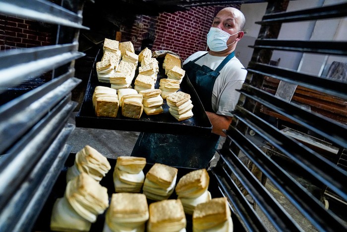 Elaboración de galletas de campaña en la Panadería Reducto, en el barrio Brazo Oriental (archivo, abril de 2022). · Foto: Javier Calvelo, adhocFOTOS