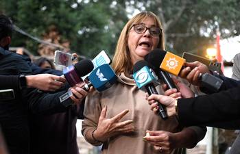 Cecilia Cairo en una rueda de prensa, el 15 de abril, en su casa en Pajas Blancas. · Foto: Alessandro Maradei