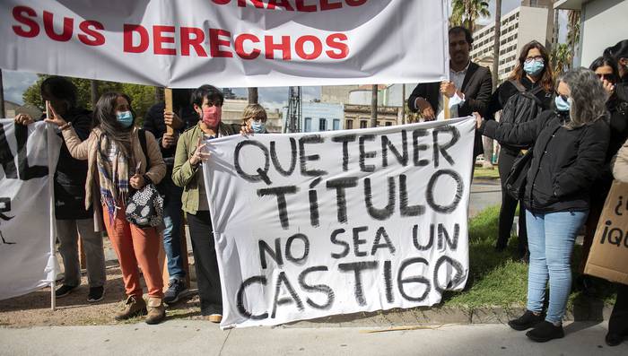 Manifestantes de la Caja Profesional, el miércoles, en el Ministerio de Trabajo y Seguridad Social. · Foto: Alessandro Maradei