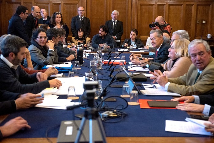 Comisión del Senado, el 10 de junio, en la Sala de Ministros del Palacio Legislativo. · Foto: Gianni Schiaffarino