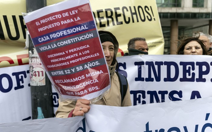 Movilización por la Caja Profesional, el 23 de junio, frente a la Torre Ejecutiva. · Foto: Ernesto Ryan