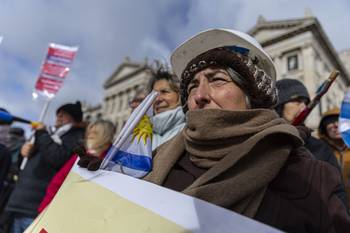 Movilización por la reforma de la Caja de Profesionales Universitarios, el 30 de junio, en la explanada del Palacio Legislativo. · Foto: Ernesto Ryan
