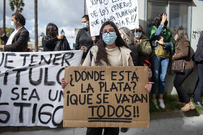 Manifestación de la Caja de Profesionales, este miércoles, en el Ministerio de Trabajo y Seguridad Social. · Foto: Alessandro Maradei
