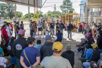 Plenario Nacional de la Federación de Trabajadores de la Industria Láctea en la planta de Calcar, el 3 de abril, en Tarariras. · Foto: Ignacio Dotti