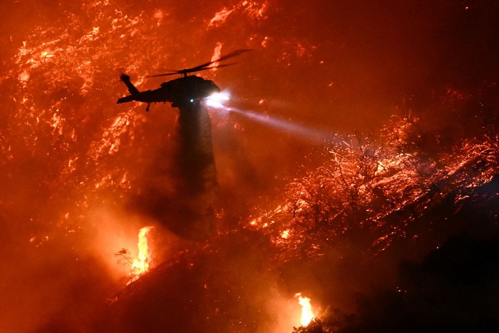 Palisades crece cerca del vecindario de Mandeville Canyon y Encino, este sábado, en California. · Foto: Patrick T. Fallon, AFP