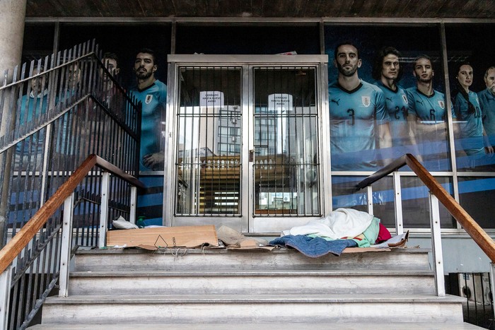 Personas en situación de calle frente a la sede de la AUF. (archivo, junio de 2020)  · Foto: Mauricio Zina, adhocfotos