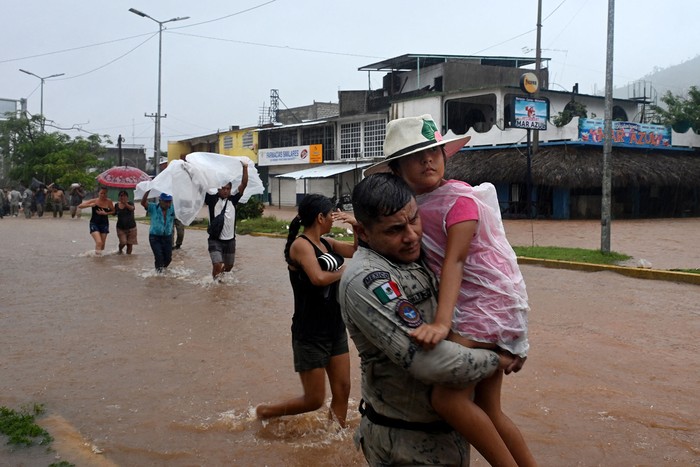 Desalojos a consecuencia del huracán John, el 26 de setiembre en Acapulco, México. · Foto: Francisco Robles, AFP