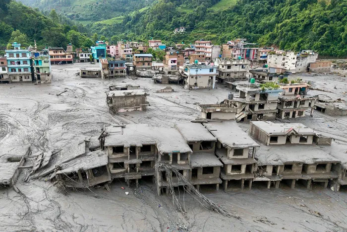 Viviendas cubiertas de barro tras las inundaciones repentinas en Devighat, Nepal, el 27 de agosto. · Foto: Prabin Ranabhat, AFP