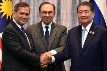 El primer ministro de Camboya, Hun Manet, el primer ministro de Malasia, Anwar Ibrahim, y el primer ministro interino de Tailandia, Phumtham Wechayachai, tras una conferencia de prensa posterior a las conversaciones sobre un posible alto el fuego entre Tailandia y Camboya, el 28 de julio, en Putrajaya. · Foto: Mohd Rasfan, pool, AFP