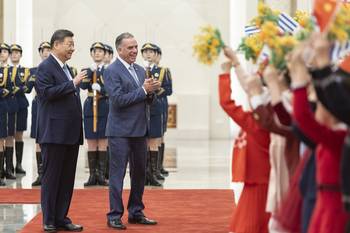 Xi Jinping y Yamandú Orsi, el 3 de febrero, en el Salón del Pueblo, en Pekín. · Foto: Camilo dos Santos, Presidencia de la República
