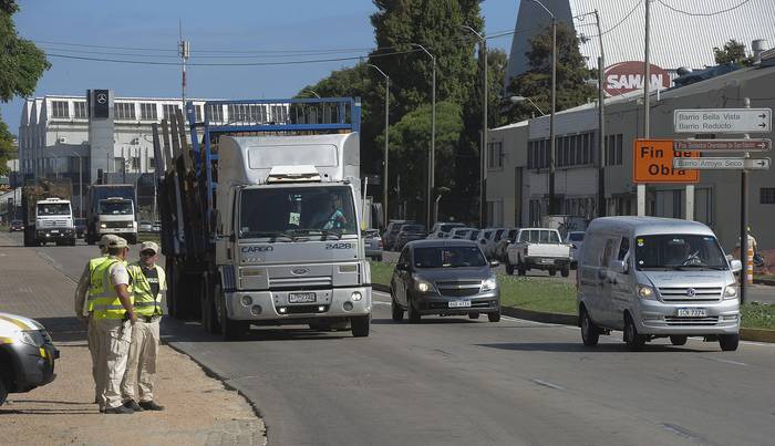 Transporte de carga en los acccesos a Montevideo (archivo, febrero de 2022). · Foto: Federico Gutiérrez