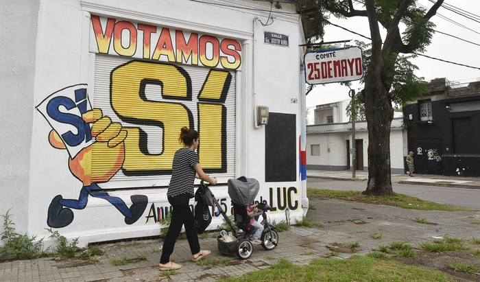 Pintadas por el Si, este jueves, en el barrio de La Teja. · Foto: Federico Gutiérrez