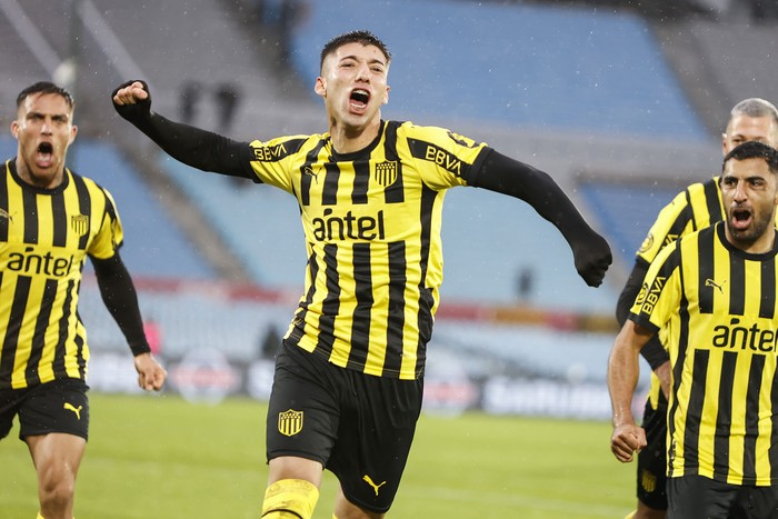 Damián García, de Peñarol, festeja un gol a Fénix, el 2 de junio en el estadio Centenario. · Foto: Camilo dos Santos