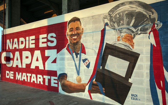 Mural en homenaje a Juan Izquierdo en la tribuna Abdón Porte, en el Gran Parque Central. · Foto: Rodrigo Viera Amaral