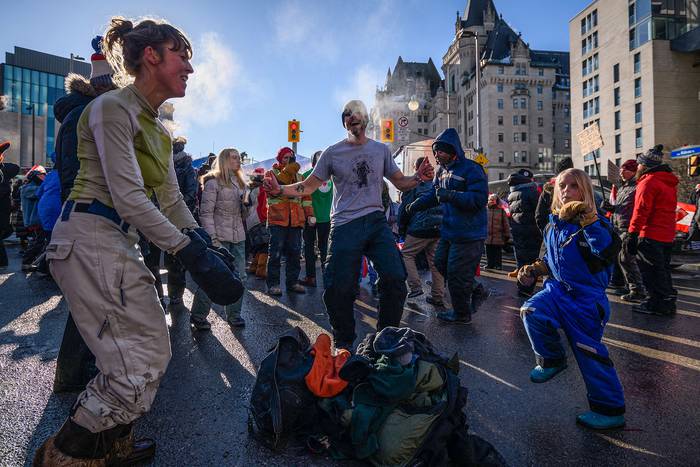 Protesta de camioneros contra las reglas de salud de la pandemia y el gobierno de Trudeau, este domingo, frente al parlamento de Canadá, en Ottawa, Ontario. · Foto:  Ed Jones, Afp