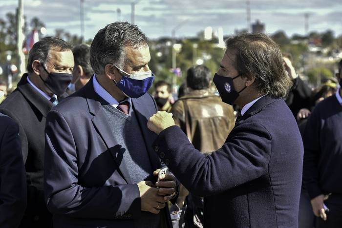 Yamandu Orsi y Luis Lacalle Pou, en Las Piedras, Canelones (archivo, mayo de 2021). · Foto: Federico Gutiérrez