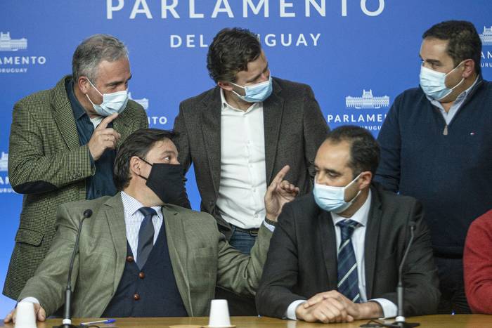 Integrantes de la coalición por Canelones, el martes 22 de junio, en el Parlamento. · Foto: Ernesto Ryan